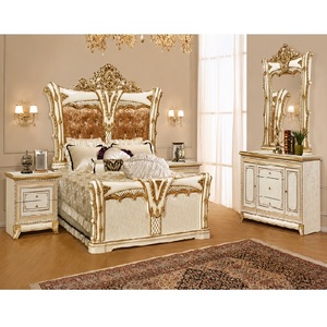 Ensemble de meubles de chambre à coucher en bois sculpté doré, comprenant lit, tables de chevet et commode – Suite de chambre très demandée pour maisons et villas - Product Image 1
