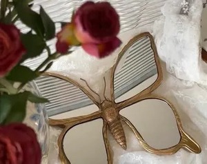 Miroir mural au design élégant en forme de papillon, adapté à la décoration de la chambre à coucher, du salon, du couloir, ajoute une touche unique et artistique à n'importe quelle pièce. - Product Image 4
