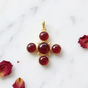 Colgante de cruz de lujo estilo clásico chapado en oro macizo de 18k con gemas naturales de rubí y jade, antideslustre, para mujer - Product Image 1