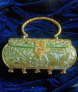 Sac Potli Classique Doré Vintage Simple, Motif Floral, Pochette Traditionnelle en Laiton, Poignée Perlée, Fait Main pour Mariage, Uttar Pradesh - Product Image 1