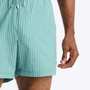 กางเกงขาสั้นผู้ชายลายทางคุณภาพสูงพร้อมเชือกผูกและโลโก้ เอวยางยืด เหมาะสำหรับผู้ซื้อจำนวนมาก มีกระเป๋าข้างเพื่อความสะดวกสบาย - Product Image 4