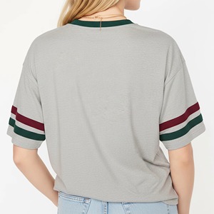 Camiseta Gris de Cuello Redondo para Mujer con Mangas a Rayas Rojas y Verdes, Corte Holgado, Estilo Casual, Logotipo con Transferencia Térmica, Primavera Verano - Product Image 6