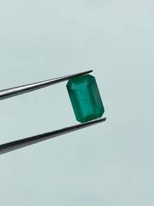 พลอยมรกตธรรมชาติสีเขียวทรงบาแกตต์ความใสสูง รูปทรงสี่เหลี่ยมผืนผ้า ขนาด 5x8 มม. น้ำหนัก 1.09 กะรัต สำหรับทำเครื่องประดับ - Product Image 3