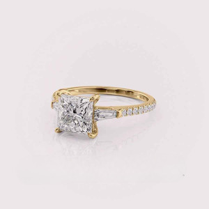Anillo Solitario con Diamante Cultivado en Laboratorio, Corte Princesa, Oro Amarillo/Rosa y Blanco de 14kt, Banda Pavé, Engaste Catedral - Product Image 5