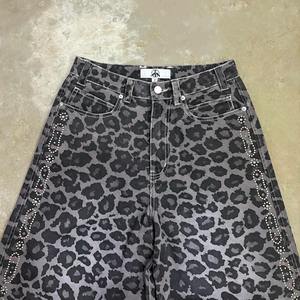 Pantalones Cortos de Mezclilla con Estampado de Leopardo Personalizados para Hombre, Holgados, Estilo Jorts, Denim Pesado de 15oz, Ropa Urbana - Product Image 3