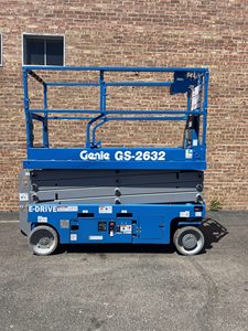 รถยกกรรไกรไฟฟ้า Genie GS-2632 รุ่นใหม่สมรรถนะสูง 10 เมตร แพลตฟอร์มทำงานยกไฮดรอลิก สำหรับงานคลังสินค้า ก่อสร้าง และบำรุงรักษา - Product Image 1