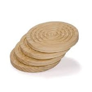 Elegantes posavasos de madera de nogal hechos a mano con superficie pulida, diseño ecológico y duradero, ideales para cafeterías y restaurantes. - Product Image 1