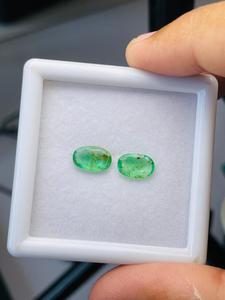 Paire d'émeraudes naturelles de Zambie, taille ovale, 2,02 carats, qualité AAA, belle couleur, coupe et polissage parfaits pour la création de bijoux. - Product Image 1