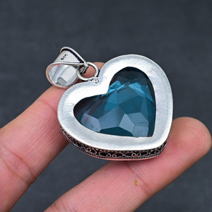 Venta al por mayor de colgantes de plata de ley con topacio azul suizo creado en laboratorio, en forma de corazón, para mujer. - Product Image 2
