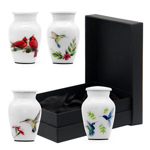 Ensemble de 4 urnes commémoratives en alliage d'aluminium imprimées de petits oiseaux, style Art Déco, faites à la main, idéales pour offrir en famille - Product Image 1