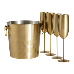 Seau à glace champagne en or brossé, fabriqué en métal, avec un motif en grille de diamants en relief, fini avec des poignées en forme de anneau. - Product Image 5