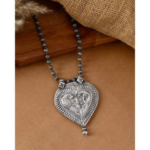 Collier pendentif en argent fin vintage Meera Jaipur, accessoire élégant de style rétro - Product Image 1