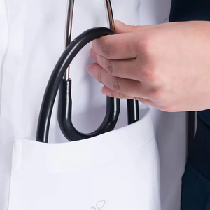 Uniforme Médico OEM de Alta Calidad: Bata Blanca con Cuello Mao y Pantalones Cortos Unisex de Tela de Lana Peinada para Detección de Agujas - Product Image 6