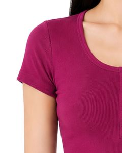 เสื้อครอปแขนสั้นทรงเข้ารูปสำหรับผู้หญิง สีม่วงแดง ผ้าริบเนื้อนุ่ม ผสมคอตตอนและสแปนเด็กซ์ ยืดหยุ่นได้ สวมใส่สบาย เหมาะสำหรับฤดูร้อน มีกระดุม - Product Image 3