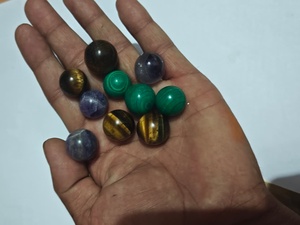 Sphère polie en pierres précieuses naturelles multiples : Œil de tigre, Malachite, Améthyste – Cabochons ronds en vrac – Fournisseur en gros de perles de cristal - Product Image 1