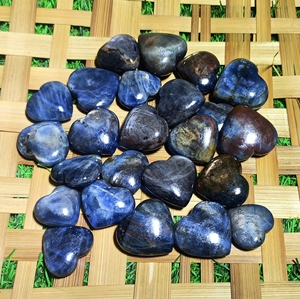 Cœur gravé en cristal de saphir bleu naturel, poli à la main, pierre précieuse de guérison pour la méditation, le Reiki, l'énergie des chakras et la décoration spirituelle - Product Image 2