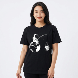 เสื้อยืดแขนสั้นผู้ชายลายพิมพ์นักบินอวกาศตกปลาบนโลกและดวงจันทร์ ทรงปกติ คอกลม ลำลอง ผ้าเจอร์ซีย์ผ้าฝ้าย 100% - Product Image 3