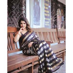 Sari de diseñador para mujer con elegante Conjunto de Trabajo de bordado de triple secuencia - Product Image 2