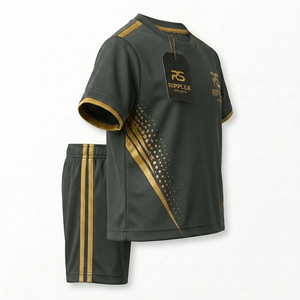 Ensemble sportif élégant pour enfants avec tissu léger pour la course, l'entraînement, les jeux et un confort tout au long de la journée : T-shirt à manches courtes et short - Product Image 3