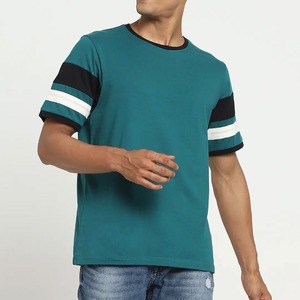 เสื้อยืดคอกลมแขนสั้นผู้ชาย สีเขียวอมฟ้า ทรงปกติ ผ้าเจอร์ซีย์คอตตอน 100%  โลโก้ด้านหน้า แต่งขอบตัดสี ระบายอากาศได้ดี สไตล์ลำลอง - Product Image 1