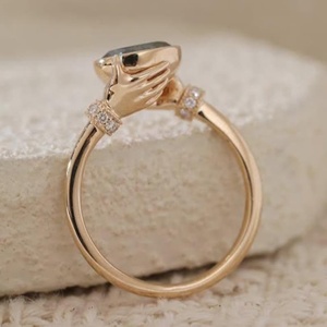Bague de Fiançailles et de Promesse en Or Massif 14K avec Diamant Ovale Vert Fantaisie de 1,50 Carat et Diamant de Laboratoire, Motif Deux Mains, Style Antique, Cadeau pour Elle - Product Image 3