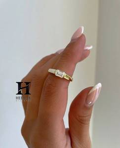 Anillo de Compromiso de Lujo con Diamante Cultivado en Laboratorio, Corte Esmeralda, Estilo Oriente-Oeste, Oro Amarillo de 14K, Minimalista, Solitario, Certificado - Product Image 1