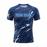 Chemise de protection anti-UV bleu marine à manches courtes pour homme avec bordure blanche et impression du nom de l'équipe sur le devant, en polyester à séchage rapide