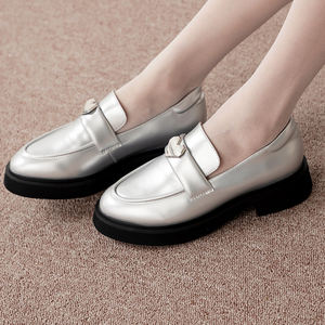 Mocasines de Plataforma Gruesa de Charol para Mujer Ann's con Hebilla de Corazón, Suela de Goma Plateada a la Moda y Tacón Acolchado Cómodo - Product Image 3