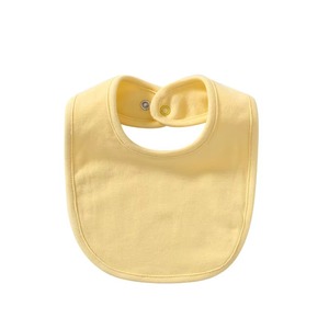 Babero rosa para bebé con botones ajustables, diseño minimalista, toalla de algodón para alimentación y saliva para bebés - Product Image 1