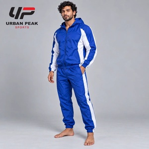 Chándal de nailon para hombre de alta calidad, diseñado con tela ligera que ofrece un ajuste cómodo y una sensación flexible. - Product Image 4