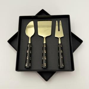 Nuevo Esparcidor de Queso con Acabado Dorado, Cortador de Mantequilla de Diseño Innovador con Mango de Resina Negra, Elegante Juego de Esparcidores de Queso Personalizables - Product Image 2