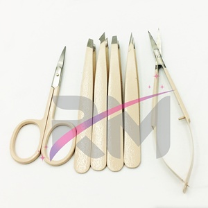 Pinzas para Cejas RMI Color Nude con Logotipo Personalizado, Acero Sostenible, Puntas Inclinadas y Puntiagudas, Pinza para Cejas con Tijeras para Pestañas - Product Image 2