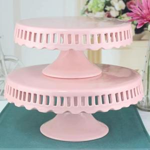 Support à gâteau rond en céramique avec bordure en ruban bleu, socle blanc fait main pour la présentation des desserts - Product Image 3