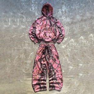 Chándal de camuflaje rosa con estampado de árboles por sublimación personalizado OEM, sudadera con capucha de forro polar de alta calidad con cremallera y pantalón holgado de pierna ancha. - Product Image 1