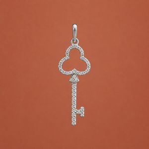 Collar con colgante de plata 925 con diseño de llave y diamantes de moissanita para mujer - Product Image 1