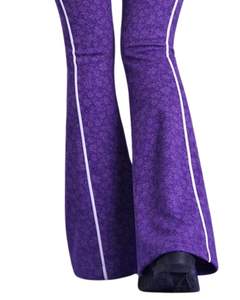 ชุดโยคะสองชิ้นสีม่วงสำหรับผู้หญิง เสื้อครอปซิปและกางเกงขาบานเอวสูง ตะเข็บตัดกัน ชุดออกกำลังกาย ชุดฟิตเนส ผู้ผลิตตามสั่ง - Product Image 4