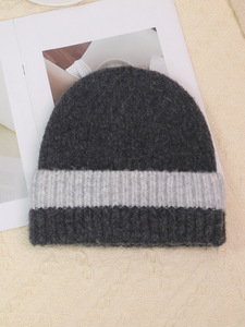 Gorro de Punto Unisex Gris a Rayas con Contraste de Color, Gorro de Invierno Cálido con Puño, Logotipo Personalizado - Product Image 3