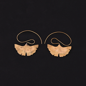 Modernos y Elegantes Pendientes de Hoja de Ginkgo Chapados en Oro de Latón, Tamaño 50x50MM - Product Image 2