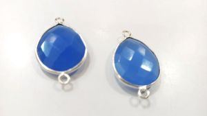 Connecteurs à double boucle en laiton plaqué noir/argent/or avec cristal de calcédoine bleue en forme de poire, taille briolette, 15x18mm, pour collier - Product Image 2