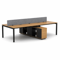 Bureau de travail rectangulaire moderne pour équipe commerciale, avec dessus en bois grainé, panneaux de séparation gris, cadres noirs et armoires de rangement latérales