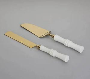 Ensemble de couteaux à gâteau de luxe en acier inoxydable doré avec manche en résine blanche, idéal pour la découpe de gâteaux de mariage, vaisselle de fête, couverts de service - Product Image 1