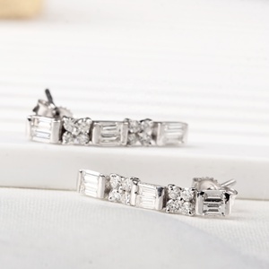 Pendientes de Barra Lineal con Diamantes Naturales Baguette y Redondos en Oro Blanco de 18k, Venta al Por Mayor, Memoria Jewels - Product Image 2
