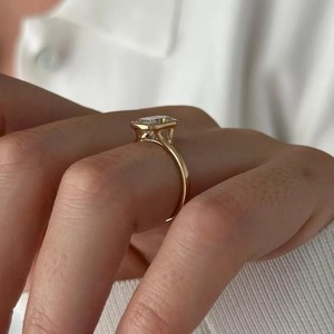 แหวนหมั้นเพชรทรงคุชชั่น 2 กะรัต เพชรเลี้ยงในห้องปฏิบัติการ ทอง 18k ดีไซน์แยกก้าน รับรองโดย IGI ขนาด 2 มม. ทันสมัยสำหรับผู้หญิง - Product Image 3
