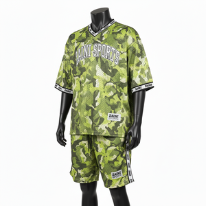 ชุดเซ็ตเสื้อยืดและกางเกงขาสั้นผ้าโพลีเอสเตอร์เนื้อนุ่ม 190 GSM สำหรับผู้ชาย สีเขียวขี้ม้า แต่งแถบข้างพร้อมโลโก้แบบรีดร้อน - Product Image 4