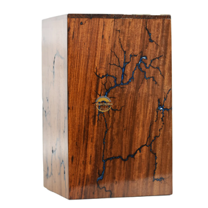 Urne funéraire en résine et bois naturel inspirée de l'océan, faite à la main, motif vague bleue, par AYAANS - Product Image 3