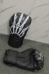 Gants de boxe MIKI personnalisables, légers et respirants, en cuir PU et cuir de vachette, à doigts entiers, fermeture auto-agrippante, imprimé camouflage squelette - Product Image 4
