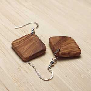 Boucles d'oreilles pendantes tendance pour femmes, en résine et bois, pour occasions festives, design personnalisé, Inde MN EXPORTS, modèle MNE-1106, canal de distribution - Product Image 2