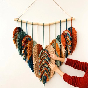 Décoration murale artistique en macramé multicolore, idéale pour les cafés, les restaurants, les espaces domestiques et les idées de cadeaux attentionnés. - Product Image 5