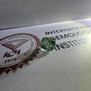 Diamante Suelto Cultivado en Laboratorio, Corte Cojín de 3 Quilates, Verde Intenso VS2, Certificado IGI - Product Image 3