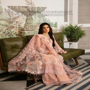 Tenues de soirée de créateur formelles pour femmes Costumes de luxe Costumes de marque pakistanaise originaux par Ramsha Volume Dastak - Product Image 4